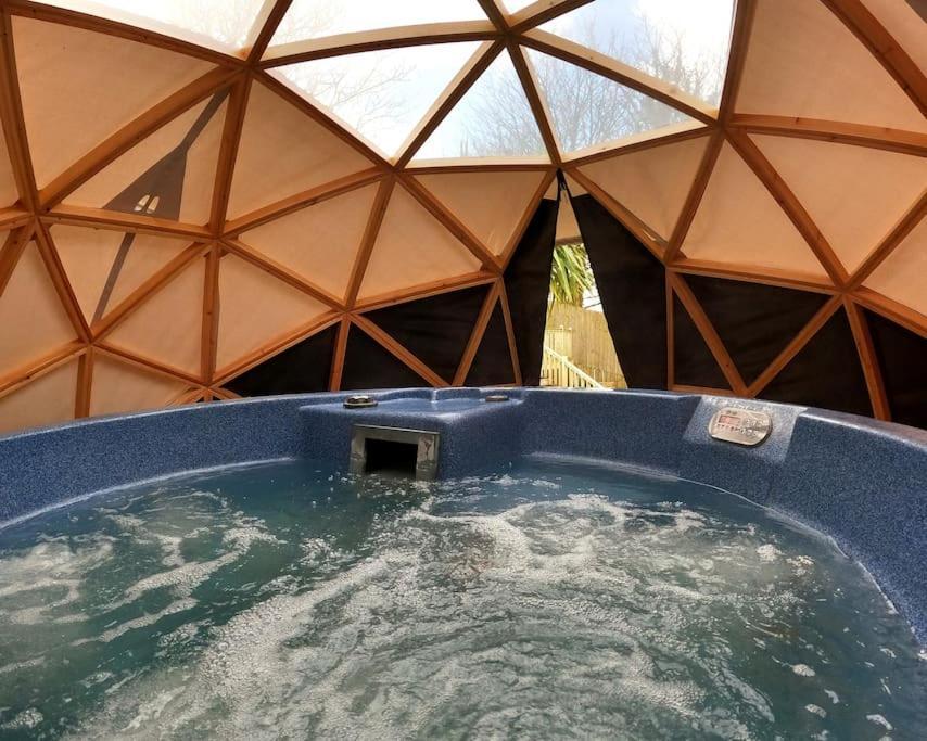 Romantic Treehouse With Hot Tub & Bbq Lodge Praze an Beeble Exterior foto